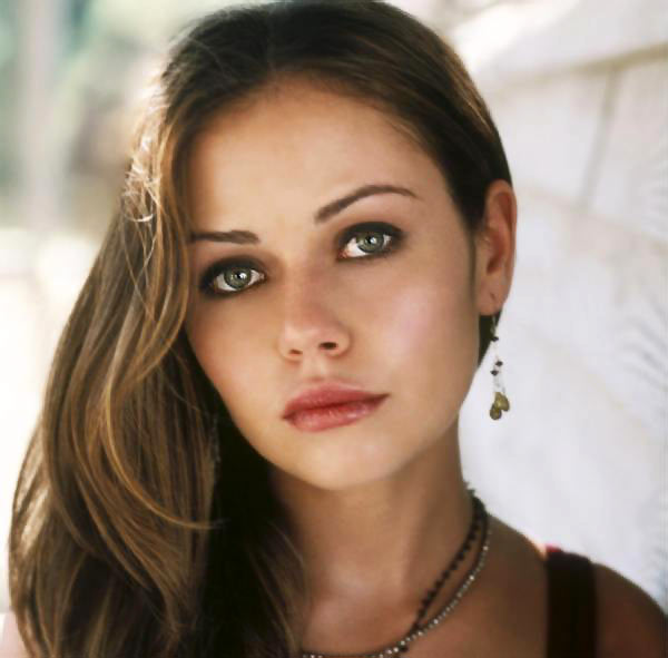 Alexis Dziena 16
