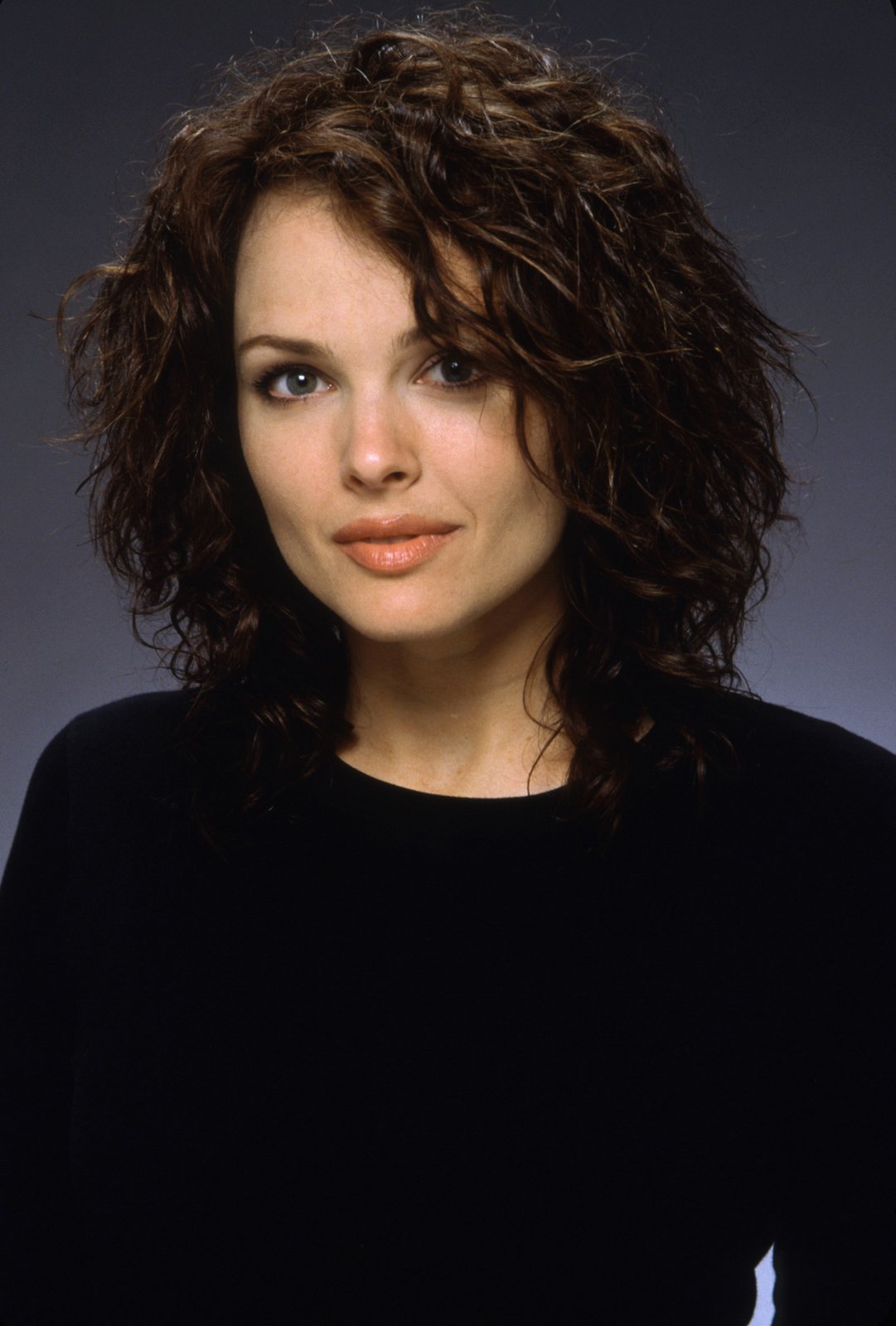 Dina Meyer 04
