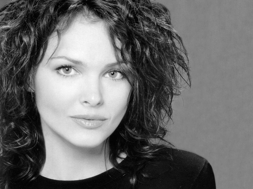 Dina Meyer 16